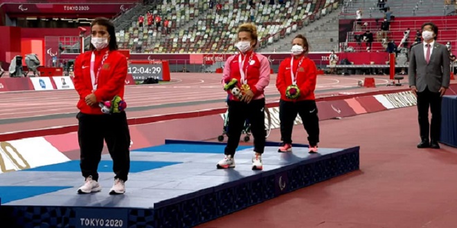 De gauche à droite : Yousra Karim, Raoua Tlili et Hayat el Garaa, sur les marches du podium du lancer de disque (classe F41)