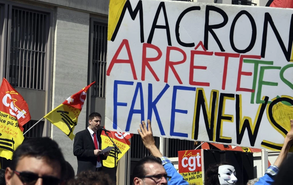 Macron installe une commission sur le complotisme et la désinformation