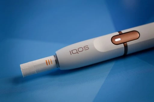 Commercialisé en France depuis 2017, l'« IQOS » est un petit boîtier électronique disponible en vente libre (Photo, AFP)
