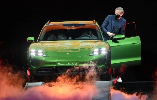 Le PDG de Porsche, Oliver Blume, entre dans une Porsche Taycan Turbo S Cross Turismo, lors de la cérémonie de victoire du tournoi Women's Tennis Grand Prix WTA 500 à Stuttgart, dans le sud-ouest de l'Allemagne, le 25 avril 2021.(Marijan Murat / Pool/ AFP)