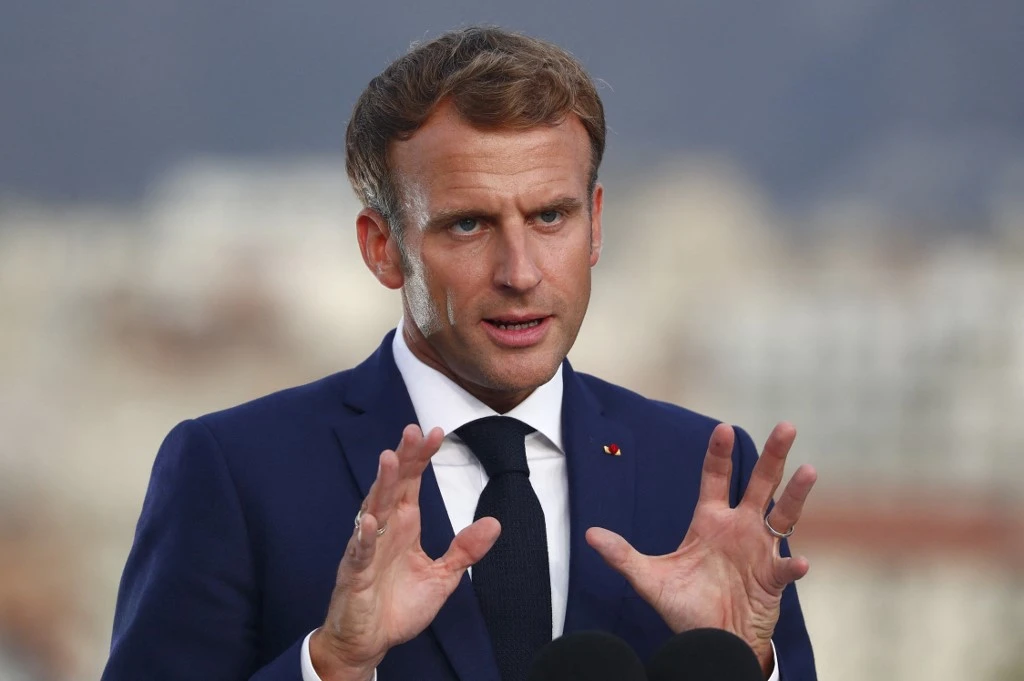 Le président français Emmanuel Macron prononce un discours au Palais du Pharo, le 2 septembre 2021, dans le cadre d'une visite de trois jours à Marseille, dans le sud de la France. (AFP)