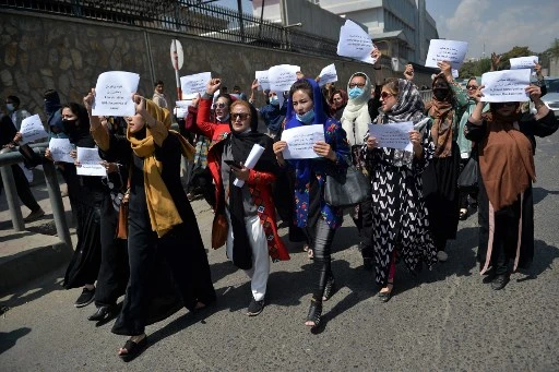Des femmes afghanes participent à une marche de protestation pour leurs droits sous le régime taliban dans le centre-ville de Kaboul le 3 septembre 2021.(Hoshang Hashimi / AFP