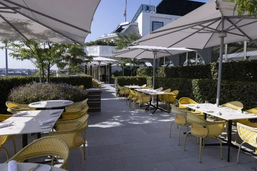 Cette photographie montre une terrasse de 'Le Tout-Paris', l’un des restaurants du nouvel hôtel de luxe 'Cheval Blanc', adjacent au bâtiment du magasin La Samaritaine, à Paris, le 3 septembre 2021, qui sera inauguré le 7 septembre. Deux mois et demi après la réouverture, après 16 ans et 750 millions d'euros de travaux, de l'ancien magasin populaire, joyau de l'Art nouveau et de l'Art déco devenu temple du luxe, c'est au tour de Cheval Blanc, un élégant hôtel de 26 chambres et 46 suites, décoré de nombreuses œuvres d'art et doté d'un spa Dior et de quatre restaurants, pour accueillir ses premiers hôtes. (Thomas Samson/AFP)