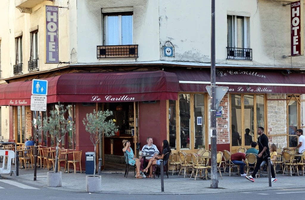 Sur les terrasses, la douceur de vivre noyée dans le sang