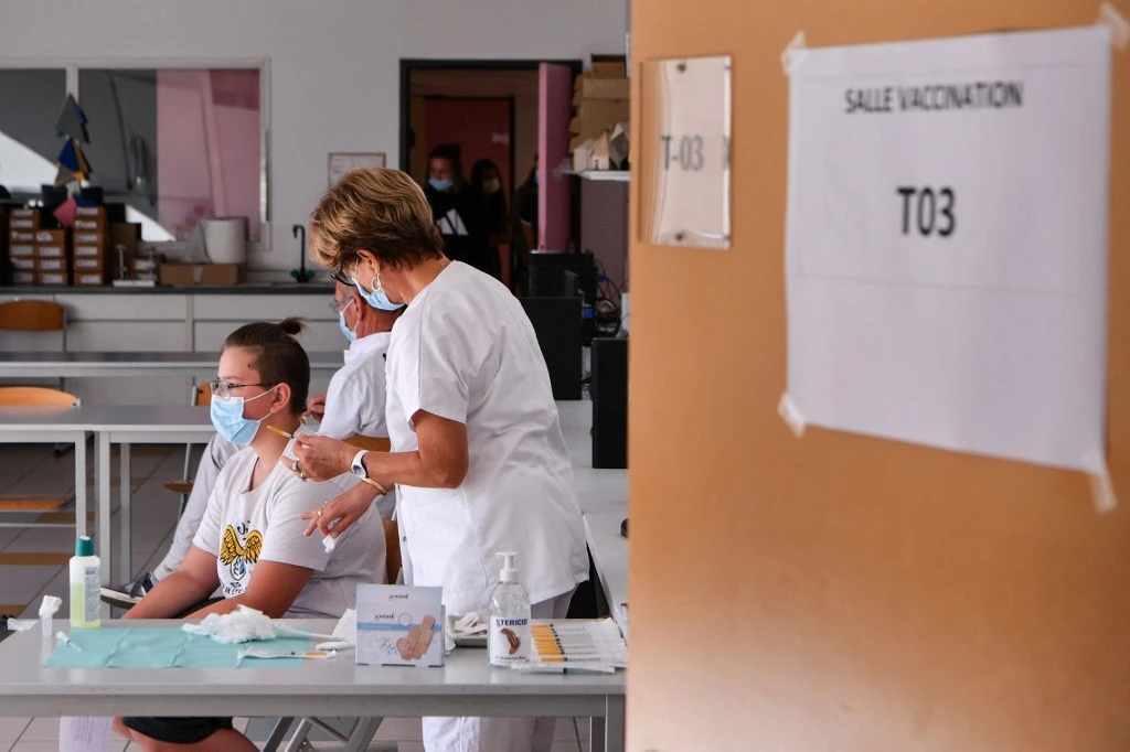 Covid: près de 3 300 classes fermées en France, annonce l'Education nationale