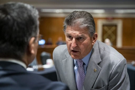 Sur cette photo d'archive, le sénateur Joe Manchin, un démocrate de Virginie-Occidentale, s'entretient avec Xavier Becerra, secrétaire à la Santé et aux Services sociaux (HHS), lors d'une audience du Sous-comité des crédits du Sénat à Washington, DC, le 9 juin 2021 (Photo, AFP)