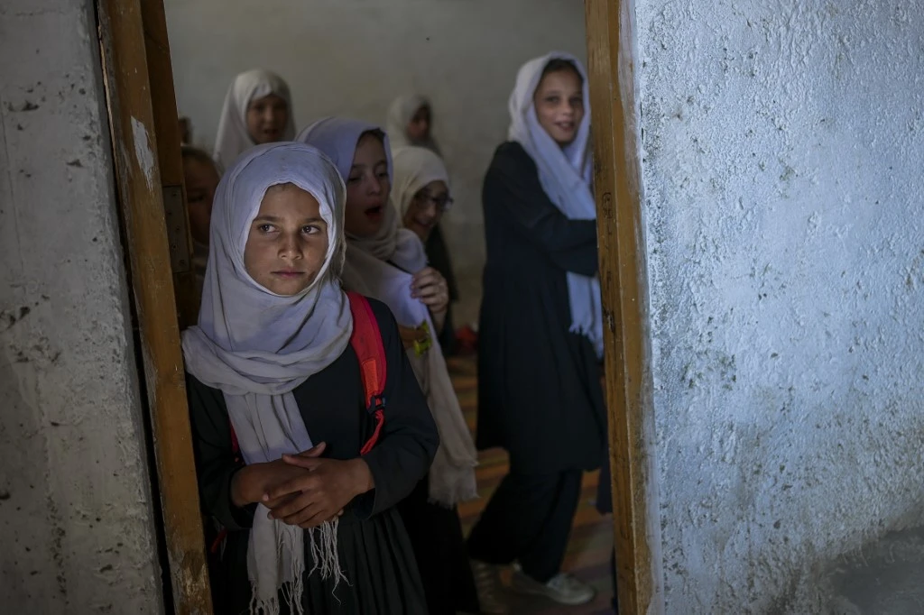 Collèges et lycées rouvrent pour les garçons uniquement en Afghanistan