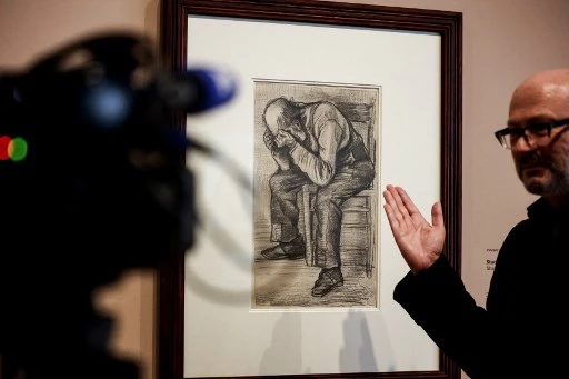 Un vieil homme usé et triste: un dessin du peintre Vincent van Gogh présenté pour la première fois au public au musée Van Gogh d'Amsterdam le 16 septembre 2021 (Photo, AFP)