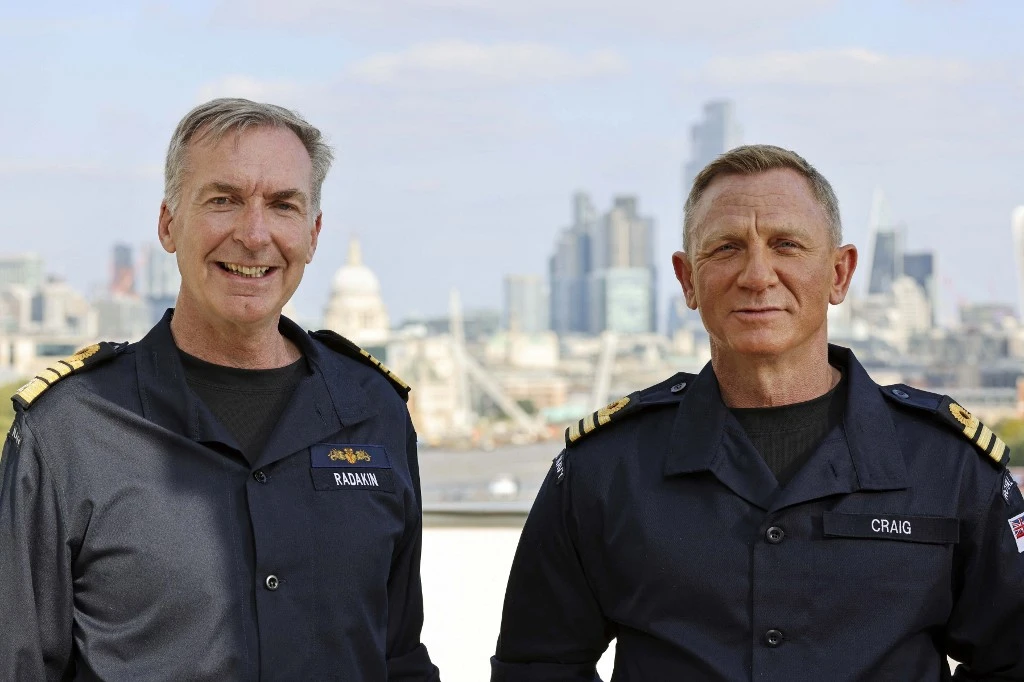 Daniel Craig fait commandant de la Royal Navy... comme un certain 007