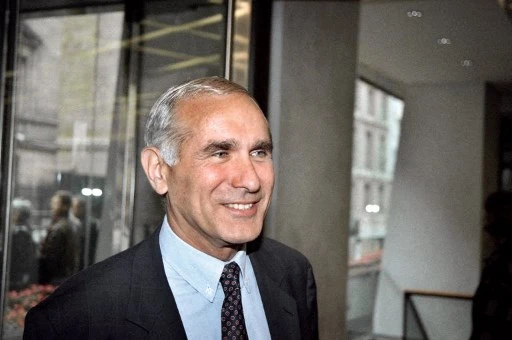 Dans cette photographie d'archives prise le 23 septembre 1995, Paul Quiles arrive à un congrès du Parti socialiste à Paris. L'ancien ministre socialiste et figure de la Mitterrandie Paul Quiles est décédé le 24 septembre 2021 à Paris à l'âge de 79 ans. (Pierre Boussel/AFP)