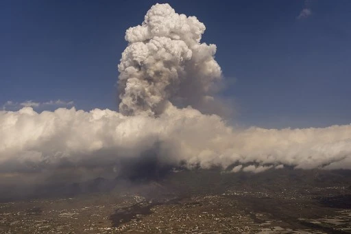 Eruption volcanique aux Canaries: l'aéroport de Palma à l'arrêt