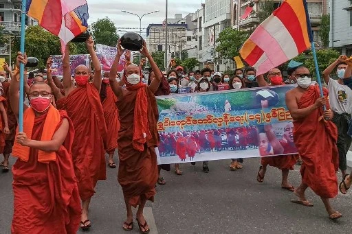 Birmanie: les moines manifestent contre la junte militaire