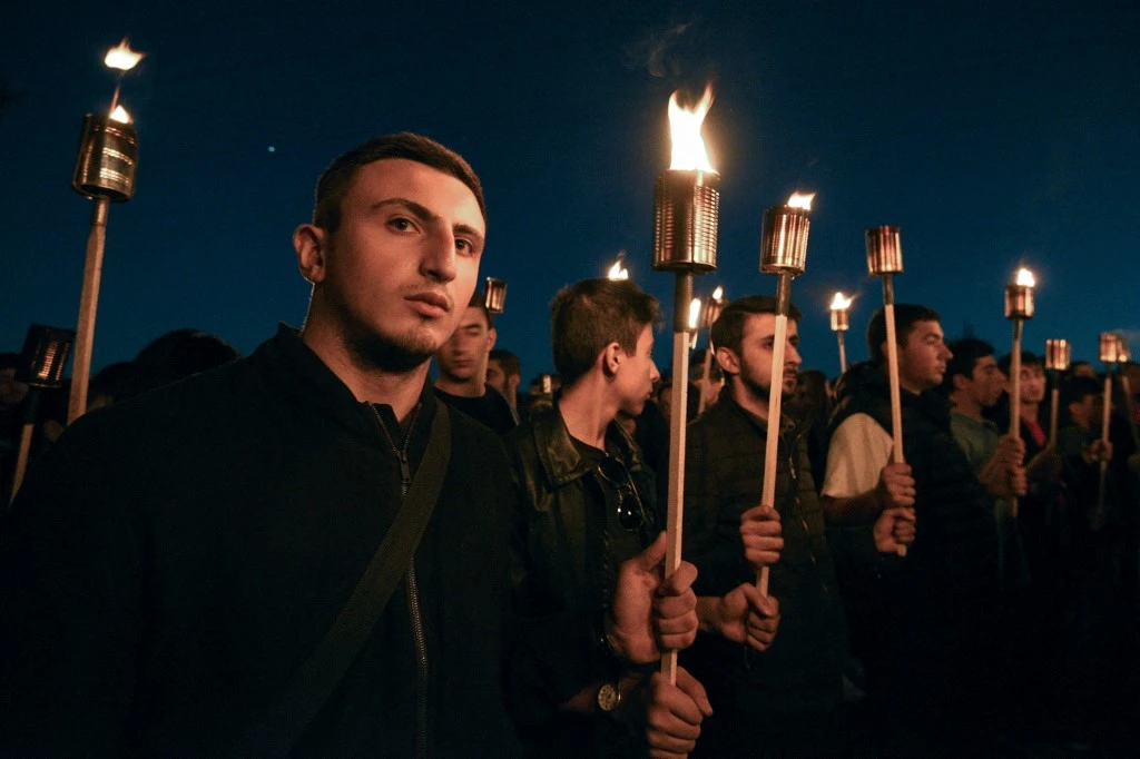 Des milliers d'Arméniens dans la rue pour honorer la mémoire des morts de la récente guerre