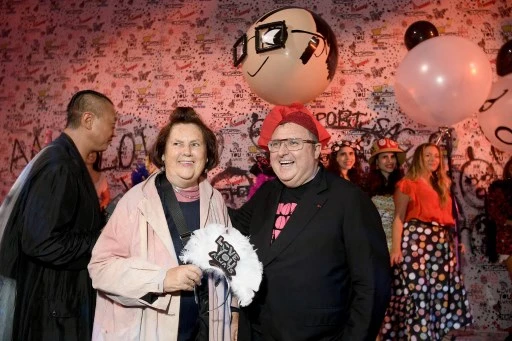 Suzy Menkes et Alber Elbaz assistent à la soirée de la semaine de la mode Alber Elbaz X LeSportsac New York à la galerie I des Spring Studios le 5 septembre 2018 à New York. (Mike Coppola/Getty Images pour LeSportsac/AFP)