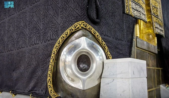 Les autorités saoudiennes procèdent à l'entretien de la porte de la Sainte Kaaba et la pierre noire