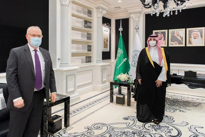 Le vice-ministre saoudien de la Défense, le prince Khalid ben Salmane, reçoit l’envoyé américain au Yémen, Tim Lenderking, à Riyad (Photo/Twitter/kbsalsaud)