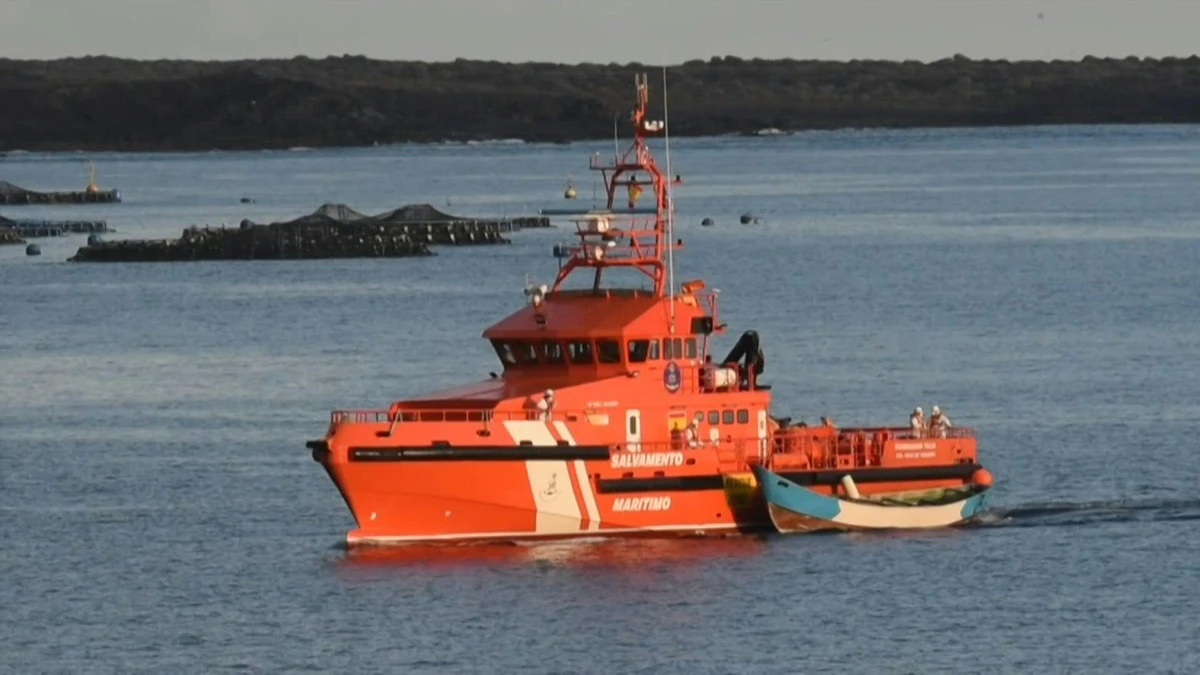 Un navire de migrants avec 24 cadavres à bord arrive aux Canaries, le 29 avril 2021 (Photo, AFP) 