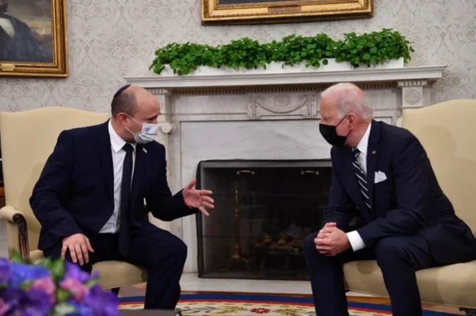 Le président américain, Joe Biden, rencontre le Premier ministre, Naftali Bennett, dans le Bureau ovale de la Maison-Blanche à Washington le 27 août 2021. (AFP)