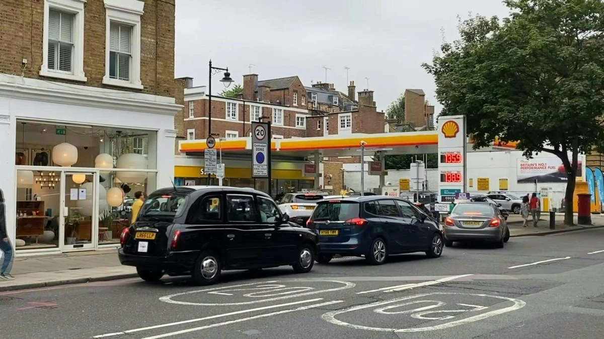 Le Royaume-Uni a demandé lundi à son armée d'être prête à venir en aide dans la crise des carburants, après un week-end où les Britanniques inquiets se sont rués dans les stations-service (Photo, AFP)