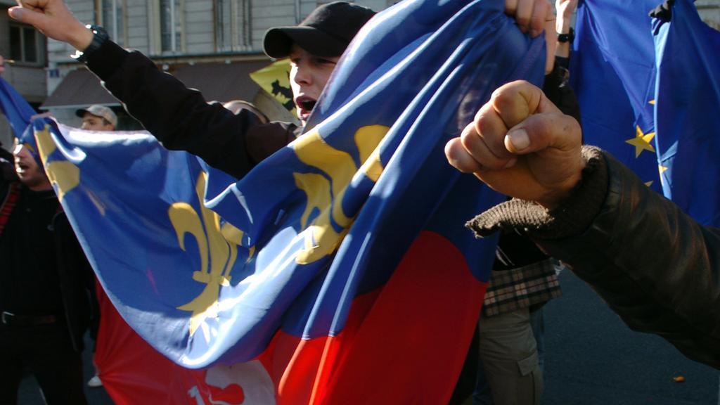La menace de l'ultra-droite s'invite dans le débat en France