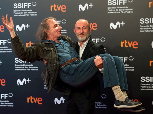 L'acteur et écrivain français Michel Houellebecq (à gauche) et le réalisateur français Guillaume Nicloux (à droite) posent au photocall du film "Thalasso" lors du 67e Festival du film de San Sebastian, le 25 septembre 2019. (Ander Gillenea/AFP)