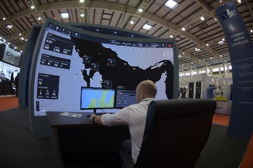 Le système de surveillance maritime intégré SRT du Royaume-Uni est exposé lors de l'ouverture de l'exposition et conférence internationale de défense de Bahreïn (BIDEC) à Manama, la capitale bahreïnie, le 28 octobre 2019. (Mazen Mahdi/AFP)