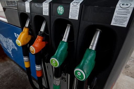 Sous pression, le gouvernement envisage un chèque carburant