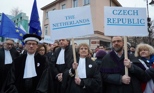 Des juges étrangers se joignent à des avocats polonais lors de la «Marche des mille robes» le 11 janvier 2020 à Varsovie, en Pologne, lors d'une manifestation contre un projet de loi soutenu par le gouvernement polonais de droite visant à punir les juges qui remettent en question les réformes judiciaires controversées du gouvernement. (Janek Skarzynski / AFP)