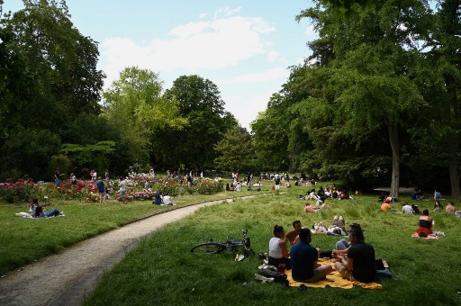 Au soleil, sur les pelouses du parc du Jardin de Montsouris, à Paris le 31 mai 2020. (Bertrand Guay / AFP