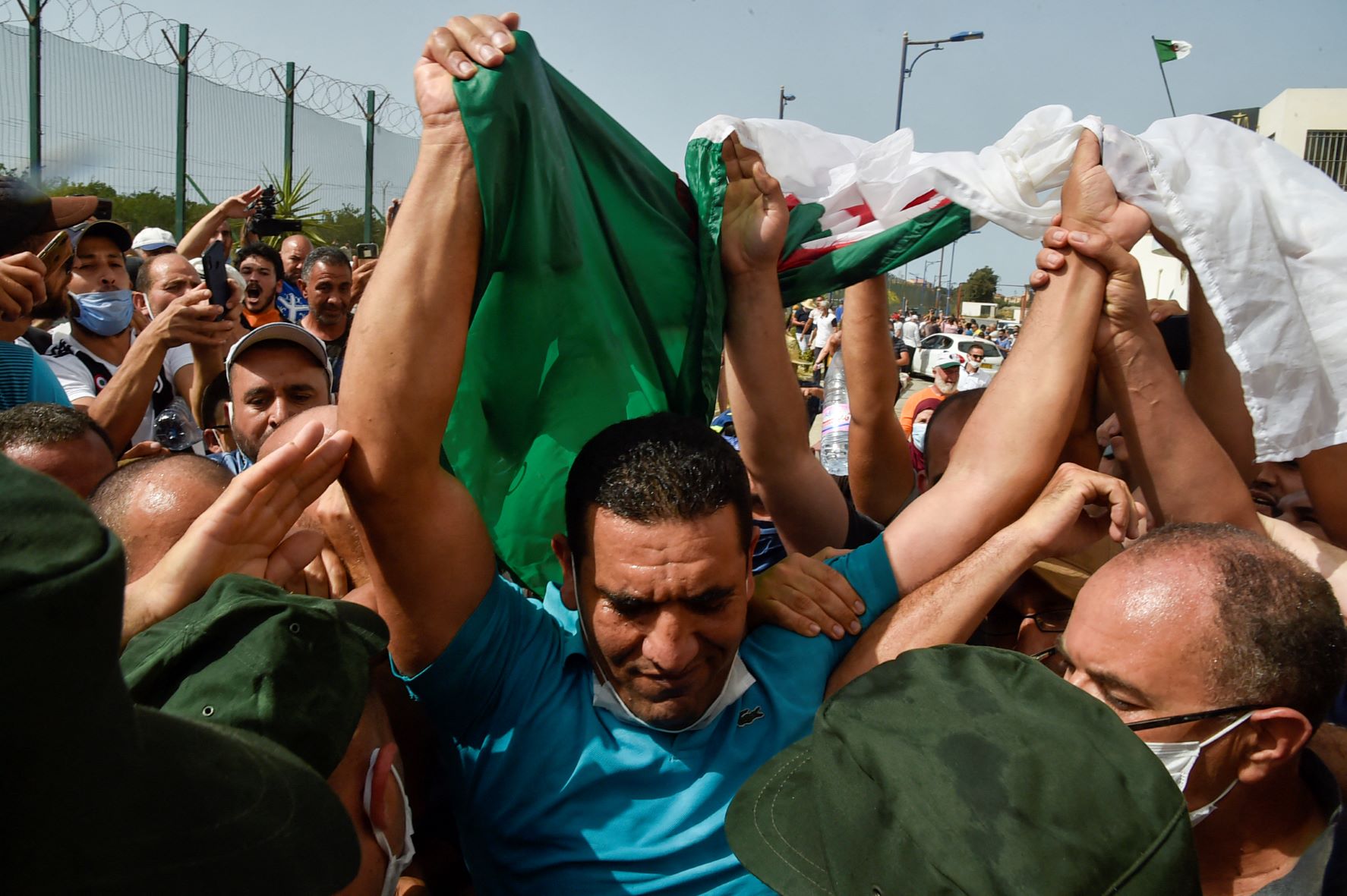 Algérie: une figure du Hirak critique les propos de Macron