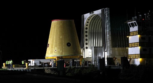 Le véhicule de lancement (LVSA) pour la mission Artemis-1 est déchargé d'une barge à la base aérienne de Cape Canaveral en Floride avant le lever du soleil le 30 juillet 2020. (Gregg Newton/AFP)