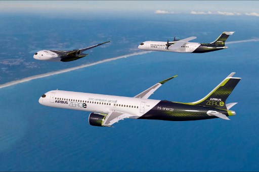 Cette image de synthèse publiée le 21 septembre 2020 par la société aéronautique multinationale européenne Airbus montre trois prototypes d'avions propulsés à l'hydrogène à zéro émission. (AIRBUS / AFP)