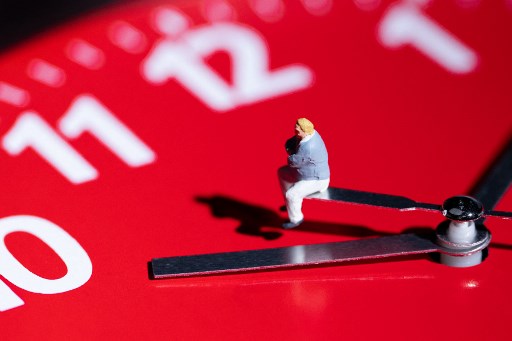 Cette photo prise le 20 octobre 2020 à Paris montre une figurine assise sur une horloge. Le passage à l'heure normale aura lieu dans la nuit du 30 au 31 octobre en France et dans les autres pays européens. (Joel Saget/AFP)