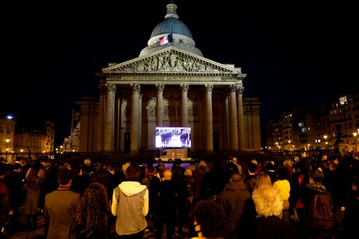 Foule sur la place du Panthéon à Paris le 21 octobre 2020, à l’occasion de l'hommage national rendu au professeur de français Samuel Paty, qui avait été décapité pour avoir montré des caricatures du prophète Mohamed dans son cours d'instruction civique. (Ludovic Marin/AFP)