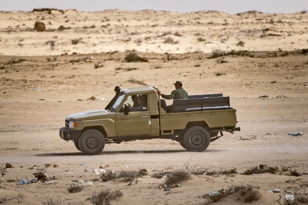 Un véhicule des forces armées royales marocaines est aperçu du côté marocain du point de passage frontalier entre le Maroc et la Mauritanie à Guerguerat, le 25 novembre 2020, après l'intervention de l'armée marocaine dans la région. (AFP)