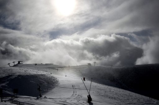 Cette photographie prise le 4 décembre 2020 montre des montagnes enneigées à la station de ski de Super Bagnères près de Bagnères-de-Luchon, dans le sud de la France. Le gouvernement français a décidé de maintenir les remontées mécaniques fermées pendant les vacances de Noël, dans le cadre d'une mesure préventive prise pour freiner la propagation de la pandémie de Covid-19 causée par le nouveau coronavirus. (Georges Gobet/AFP)