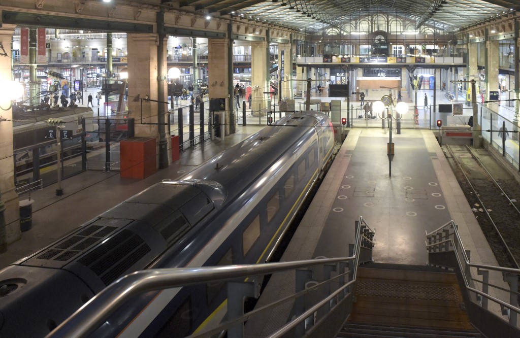 Une photo prise à Paris le 10 décembre 2020 à la gare du Nord (AFP)