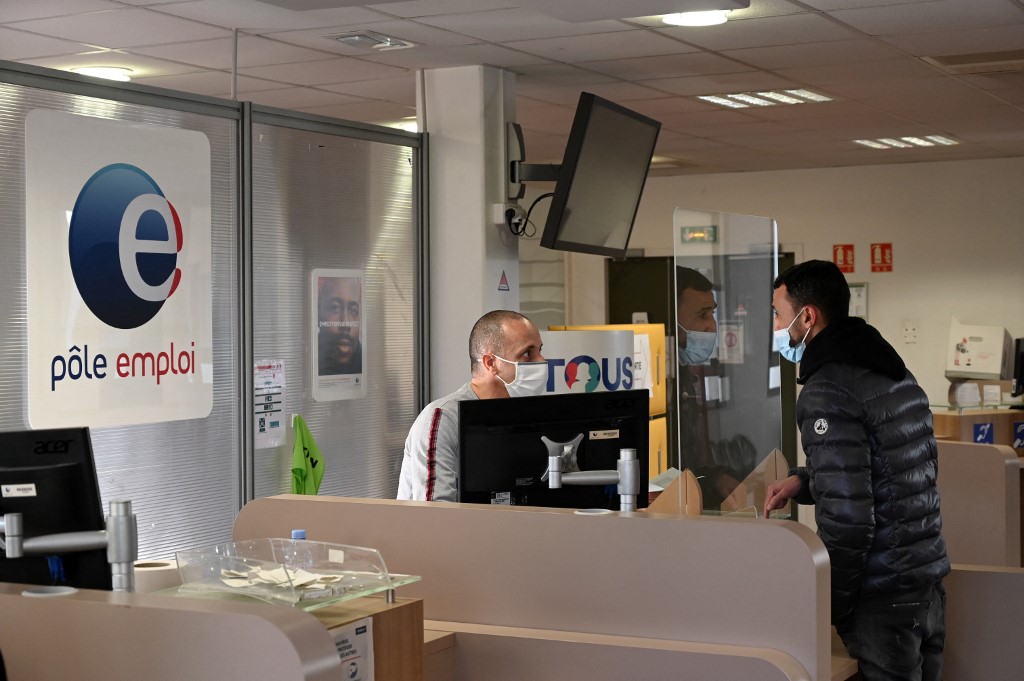 Un membre du personnel s'entretient avec une personne au bureau de l'agence "Pôle Emploi" de Château-Gombert à Marseille, dans le sud de la France, le 14 décembre 2020. (AFP)