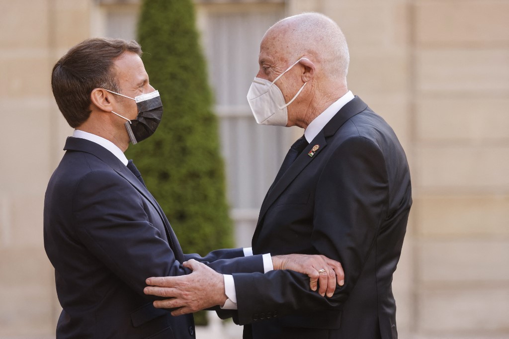 Le président français Emmanuel Macron (à gauche) accueille le président tunisien Kais Saied à son arrivée pour un dîner au palais présidentiel de l'Élysée à Paris, le 17 mai 2021, à la suite d'une conférence internationale sur le Soudan (AFP)