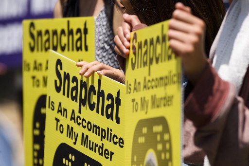 La famille et les amis des personnes décédées après avoir été empoisonnées par des pilules contenant du fentanyl manifestent devant le siège social de Snap, Inc., créateur de l'application de réseau social Snapchat, le 4 juin 2021 à Santa Monica, en Californie. (Patrick T. Fallon/AFP)
