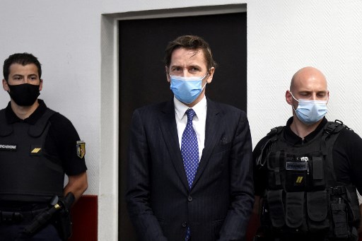 Rémy Daillet (au centre) au début de son audition devant le juge des libertés et de la détention au palais de justice de Nancy, le 16 juin 2021. Figure de proue des milieux du complot, il a été arrêté par ma police française dans le cadre de l'enlèvement d'une fillette de huit ans en avril, alors qu'il rentrait dans le pays par un vol en provenance de Singapour. (AFP)