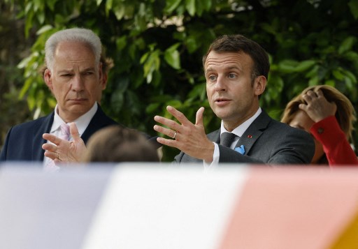 Le président français Emmanuel Macron (à droite), et le ministre délégué aux Petites et Moyennes Entreprises Alain Griset, lors de la cérémonie d'inauguration de l'exposition «Made in France» organisée à l'Élysée à Paris le 2 juillet 2021, pour mettre en avant la filière « made in France «. (Ludovic Marin / Pool/ AFP)