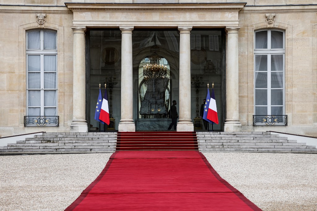 A six mois de la présidentielle, le duel Macron-Le Pen vacille