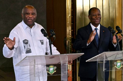 Le président ivoirien Alassane Ouattara (à droite) et son prédécesseur et ancien rival Laurent Gbagbo (à gauche) lors d’une conférence de presse au palais présidentiel à Abidjan, le 27 juillet 2021 à la suite de leurs premiers entretiens depuis le retour de Gbagbo. (Issouf Sanogo/AFP)