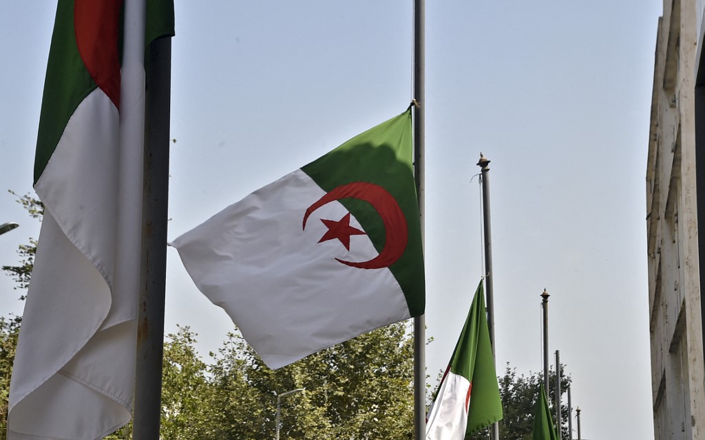 Selon le communiqué de la DGSN, les suspects ont avoué avoir été "en contact permanent via internet avec des parties étrangères opérant sous le couvert d'associations et d'organisations de la société civile et basées dans l'entité sioniste (Israël) et dans un pays d'Afrique du Nord" (AFP