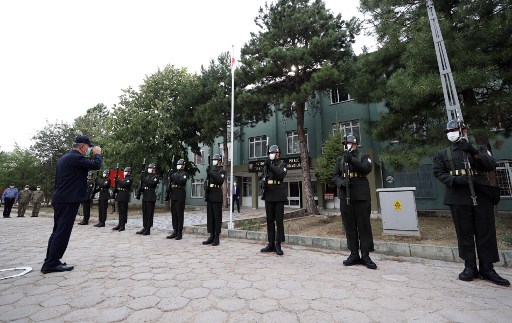 Cette photo prise et publiée par le ministère turc de la Défense le 29 août 2021, montre le ministre turc de la Défense nationale Hulusi Akar (à gauche) saluant les soldats alors qu'il arrive pour une visite avec le commandement des forces armées turques pour inspecter les mesures prises à la frontière grecque à Edirne, Turquie occidentale. (Polycopié /Ministère turc de la Défense/AFP)