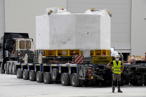 Un ingénieur se tient à côté de l'aimant le plus puissant du monde lors de sa livraison au projet international de fusion nucléaire Iter à Saint-Paul-les-Durance, dans le sud de la France, le 9 septembre 2021. (Nicolas Tucat/AFP)
