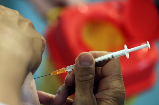 Vaccins anti-Covid: la voie s'élargit vers une 3e dose pour tous