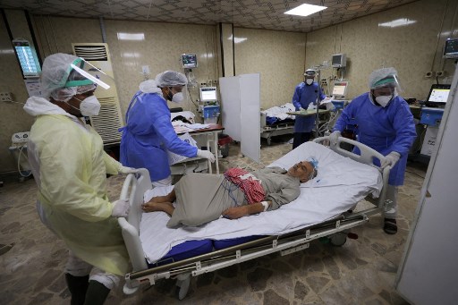 Des agents de santé syriens s'occupent d'un patient de Covid-19 dans un hôpital de la ville syrienne d'Idlib, dans le nord-ouest des rebelles, le 13 septembre 202. (Omar Haj Kadour / AFP)