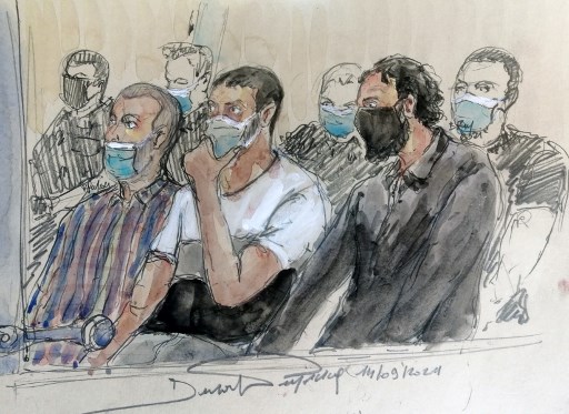 Ce croquis d'audience réalisé le 14 septembre 2021 montre (de gauche à droite) les coaccusés Mohamed Amri et Mohamed Abrini flanqués de Salah Abdeslam, le principal suspect des attentats de Paris du 13 novembre 2015, lors du procès des attentats de novembre 2015 à Paris. (Benoit Peyrucq/AFP)